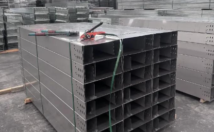 平凉槽式桥架全封闭设计，防尘防干扰，常用于精密仪器区域！